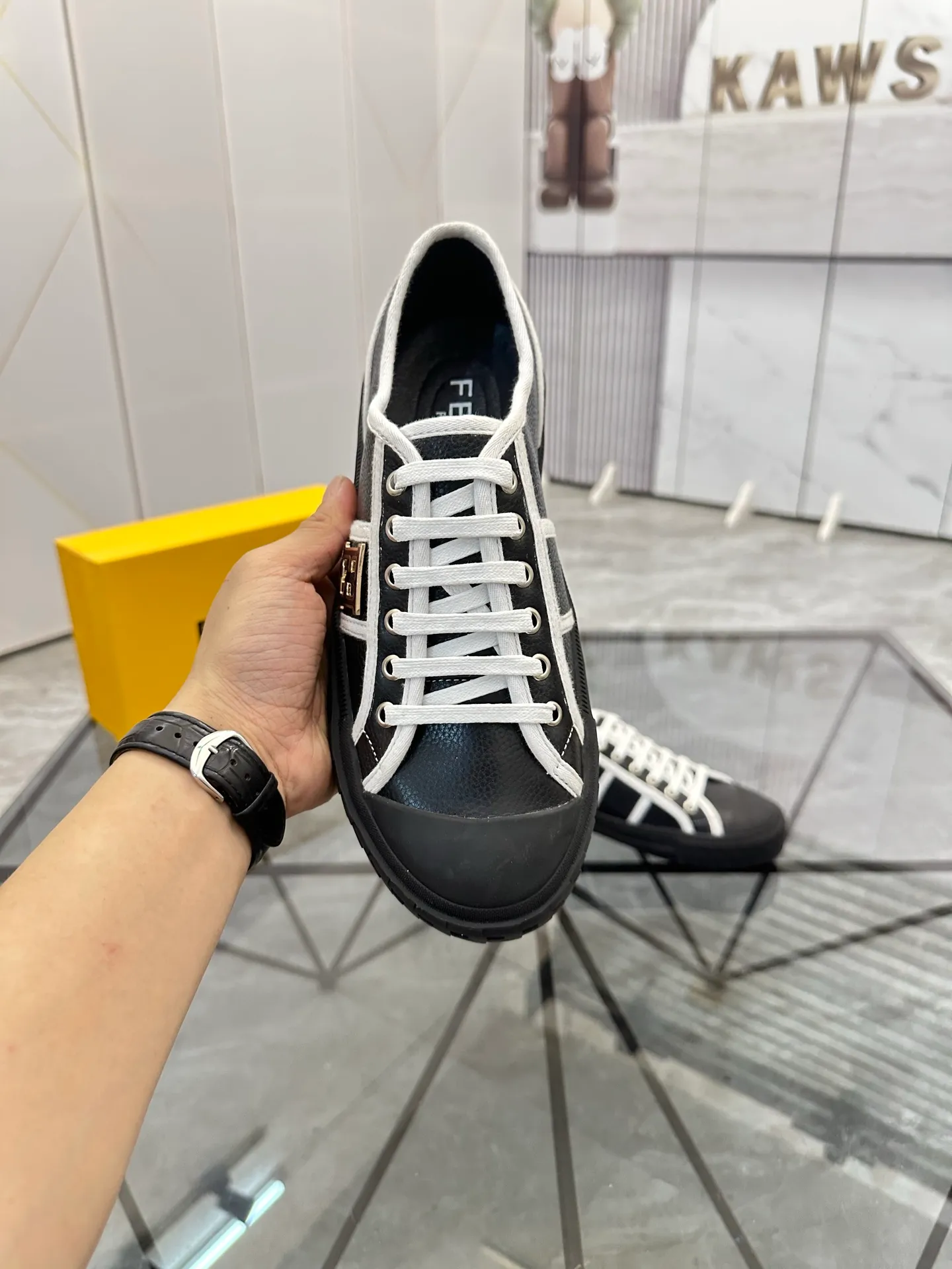Selling men's shoes 💰: 💰P440¥ Product trademark: Fendi* "Fendi*" low-top casual shoes Regular size: 38-44 (can be customized to 45) Product materials: imported cowhide upper, sheepskin lining, original outsole. No.:6735